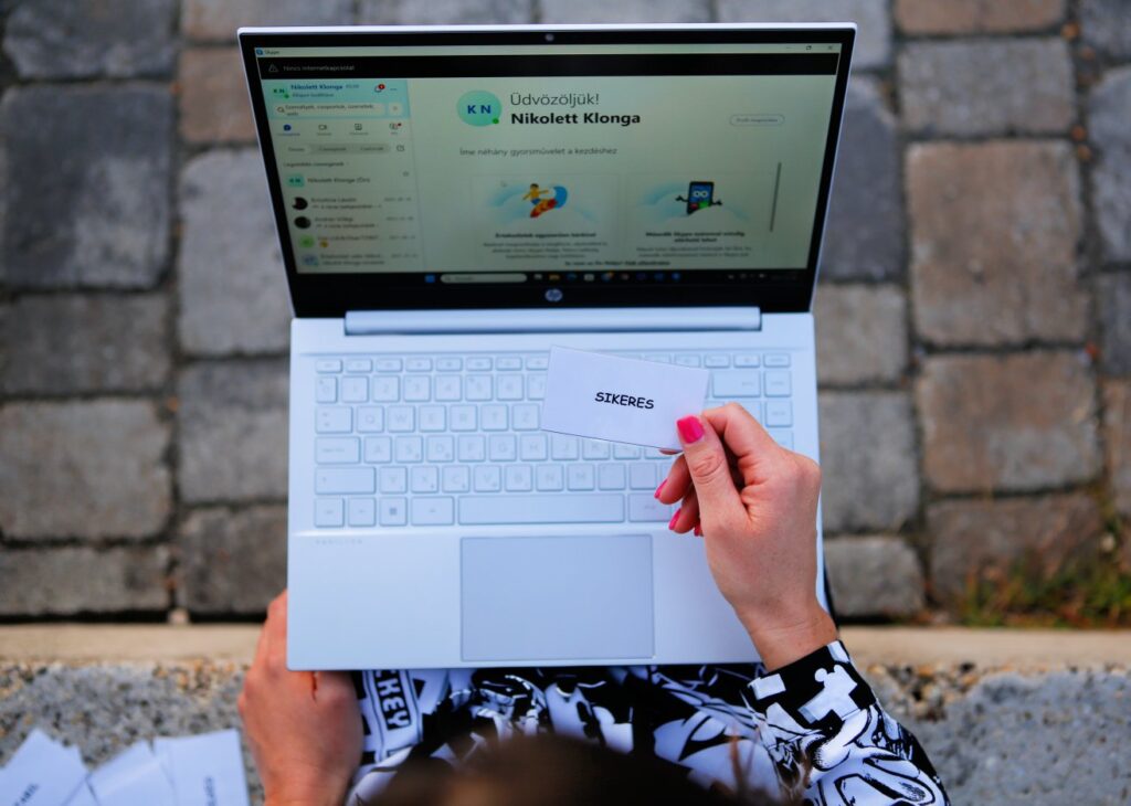 Klonga Niki laptopon dolgozik